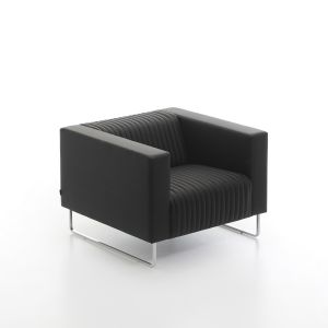 Mona fauteuil, gestoffeerd met armleuningen